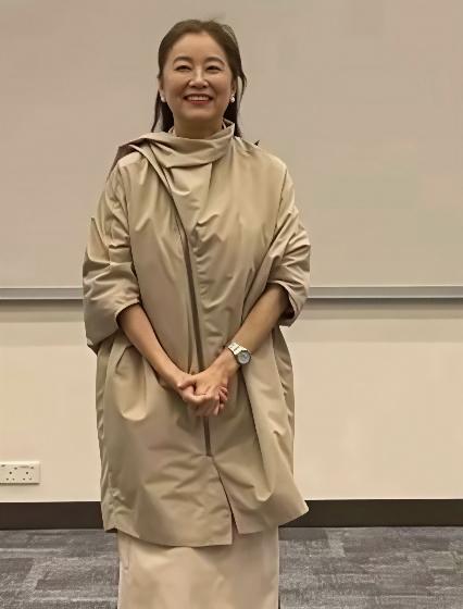 我能接受林青霞容颜老去
能接受她褪去星光站在大学讲台
可我怎么也没想到，她竟然