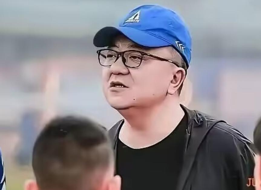 董路透露，罗马餐厅王老板的太太，将孤身一人，护送我们的冠军奖杯启程回京。而且这一