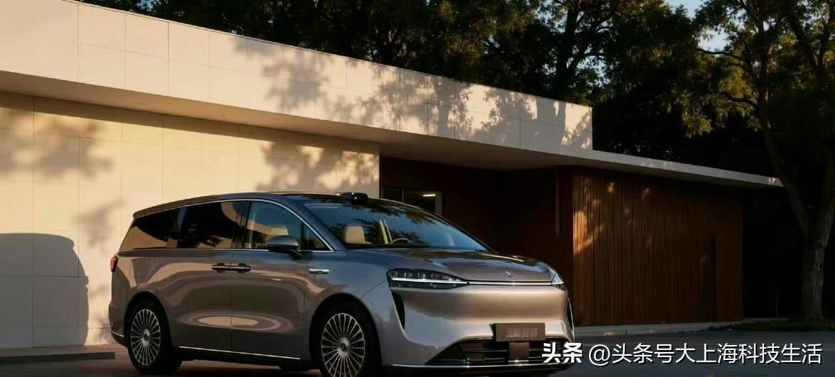 这几年国产新能源MPV市场竞争越来越激烈，也有越来越多的人选择MPV。

而智界