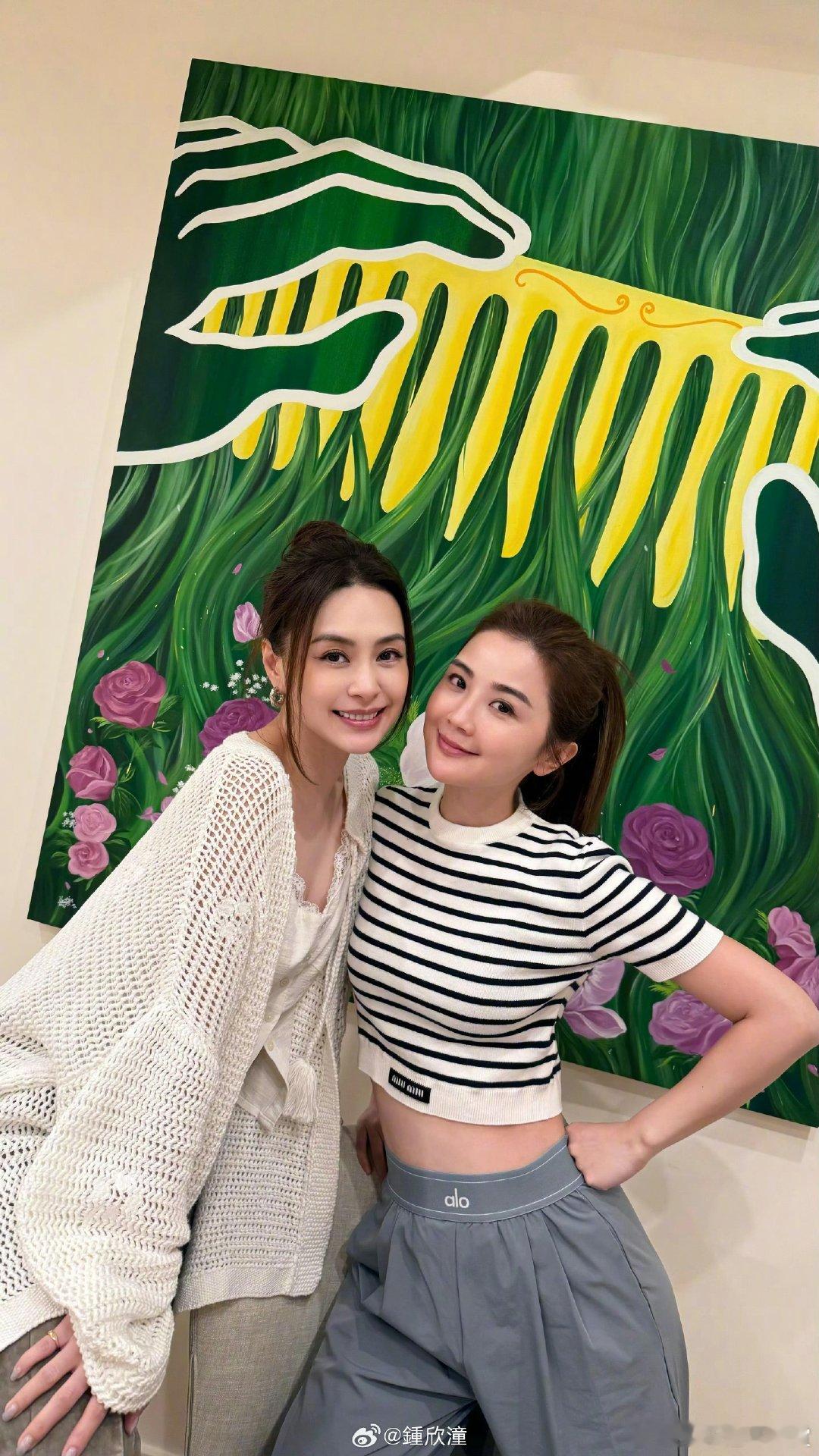 阿娇晒和阿Sa合照阿娇回香港第一件事当然是见阿Sa阿娇回香港，第一件事当然是和阿
