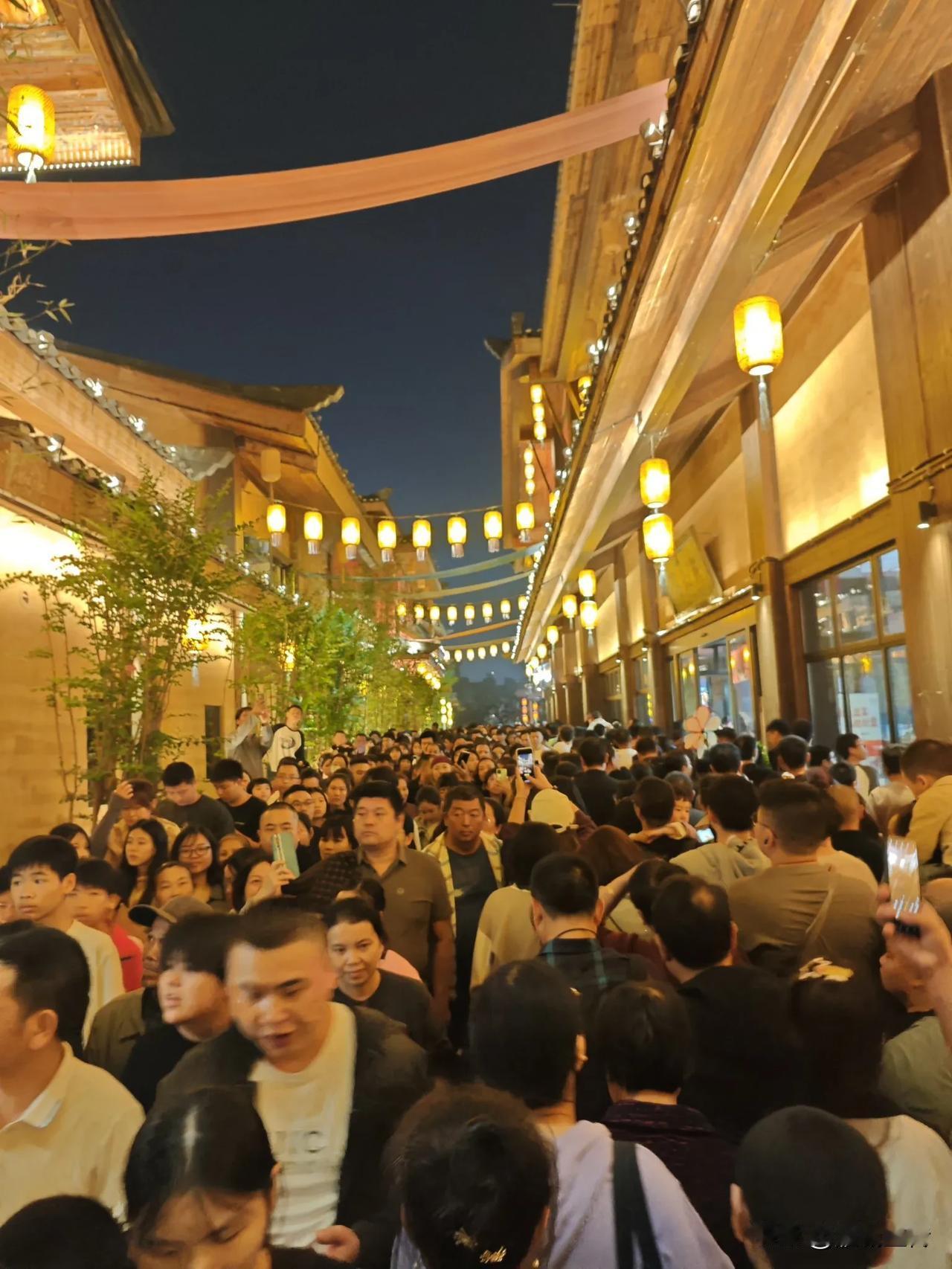 长沙株洲岳阳等省内1400多名游客抱团游衡阳！周末的衡阳，游客如织，旅游市场持续