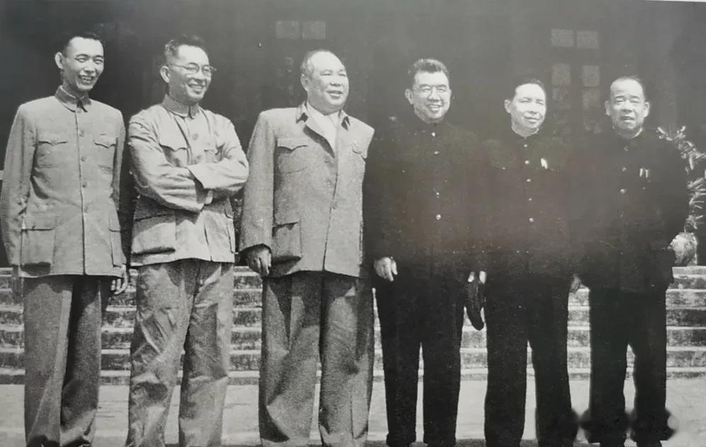 1961年，珍贵的华东地区六省省委第一书记的合影照片！

从右到左依次是江西杨尚