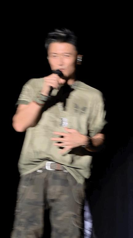 谢霆锋胸前湿透了 郑州火热程度全写谢霆锋衣服上了！胸前湿透汗如雨下，首首连唱高水