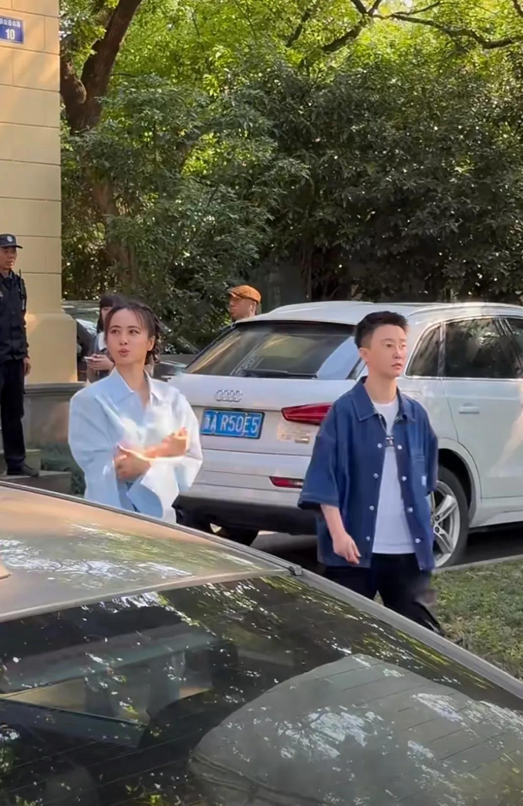 西湖偶遇蔡依林
蔡姐这状态真的太好了
一袭淡蓝色服装➕双丸子头
43岁看起来还是
