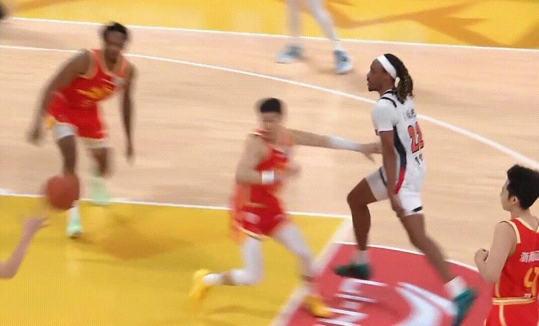 奎因三分再进来自胡明轩的妙传！广东队半场领先11分，先不论输赢，这场全队比赛态度