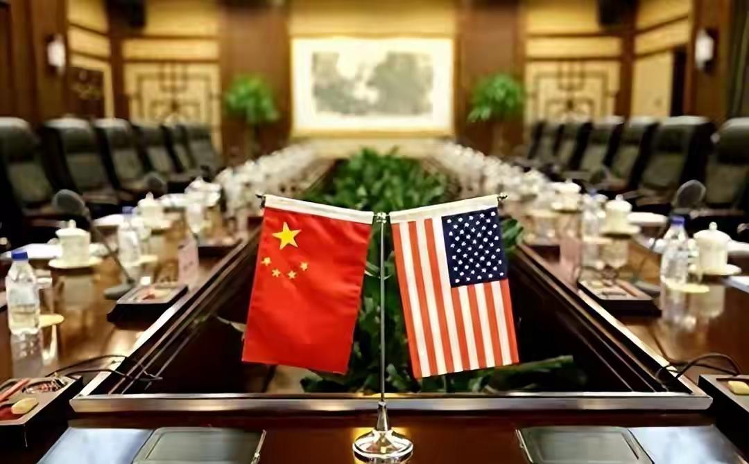 八年前自信满满的美国，如今却陷入尴尬困局。最高法院裁定其关税违法，换条法令强撑的