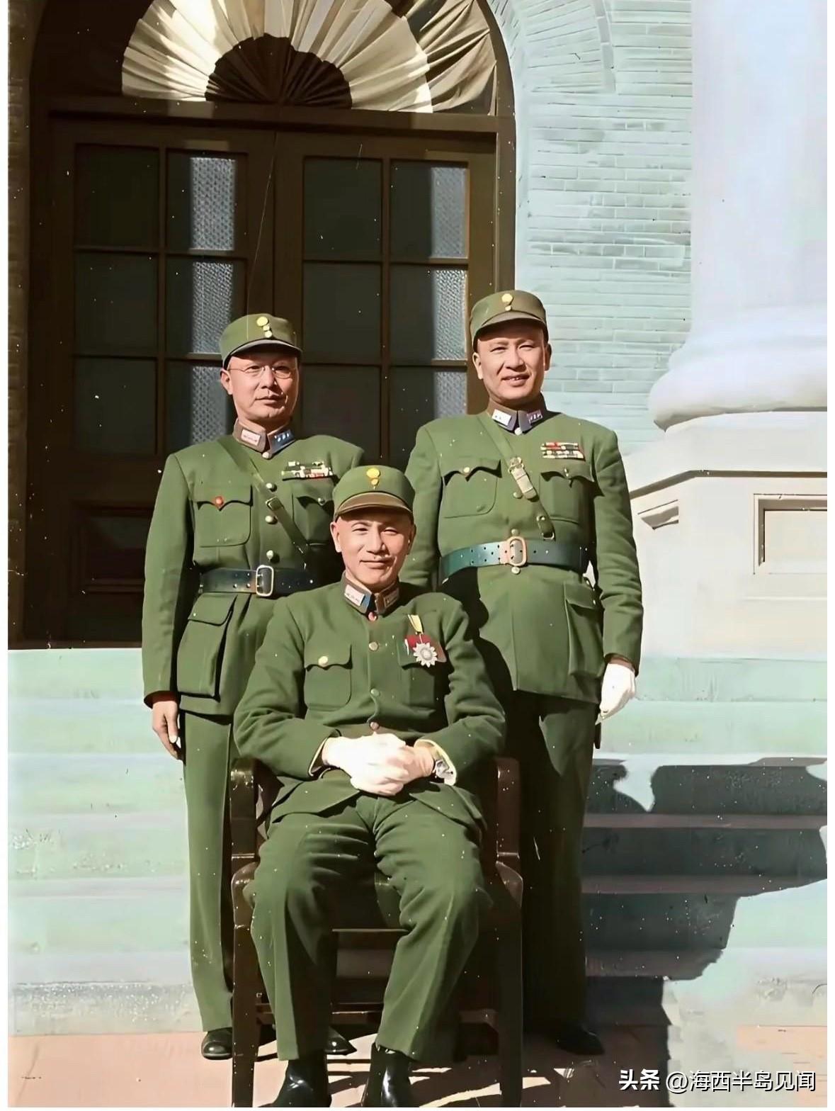 1946年，抗战刚刚胜利不久，国民政府回迁南京。踌躇满志的蒋介石与笔挺的何应钦和