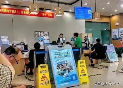 “杀熟”某营业厅内一大姐举着用了15年的号冲柜员吼：“新用户39元就160G，我