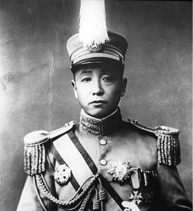 张作霖到学校选姨太太时为何独宠一个瘸女孩？他的独到眼光令人佩服！
1916年初夏