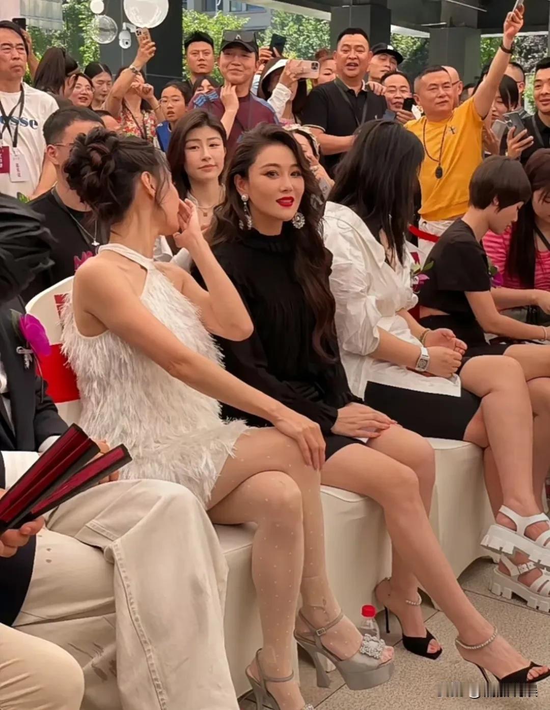 一直都知道张柏芝漂亮，颜值高，是妥妥的颜霸，但是想不到张馨予和她同框，居然不被艳