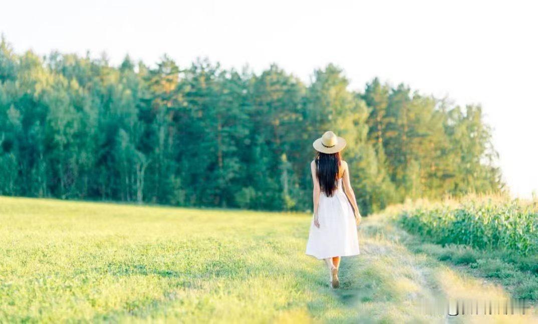 漫步在绿意盎然的田野，感受大自然的宁静与美好女孩子怎么穿搭既时尚又好看? 自然清