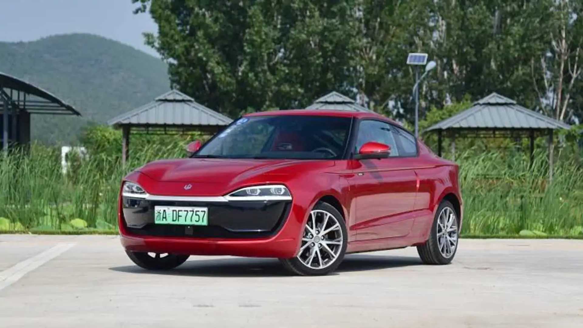 零跑从一开始做图1那样的产品，抽象得很，但谁能想到，作为一个小品牌，在市场里硬生