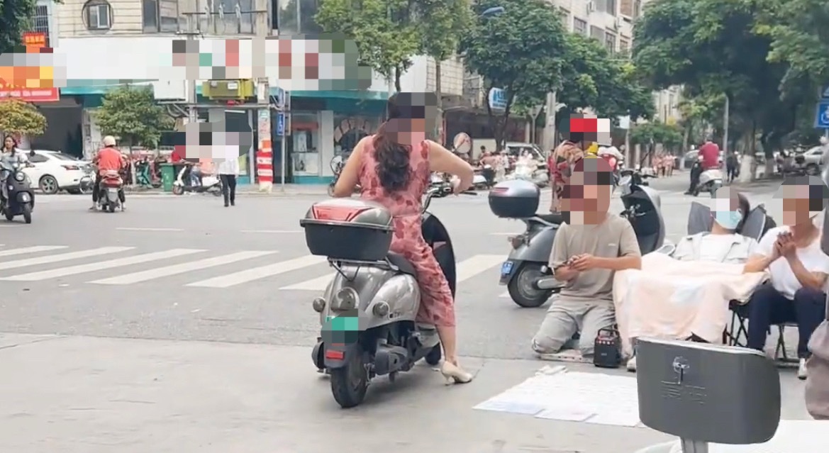 【3人在玉林北流某市场路口乞讨要钱】5月14日，网友爆料称：玉林市北流的某市场路