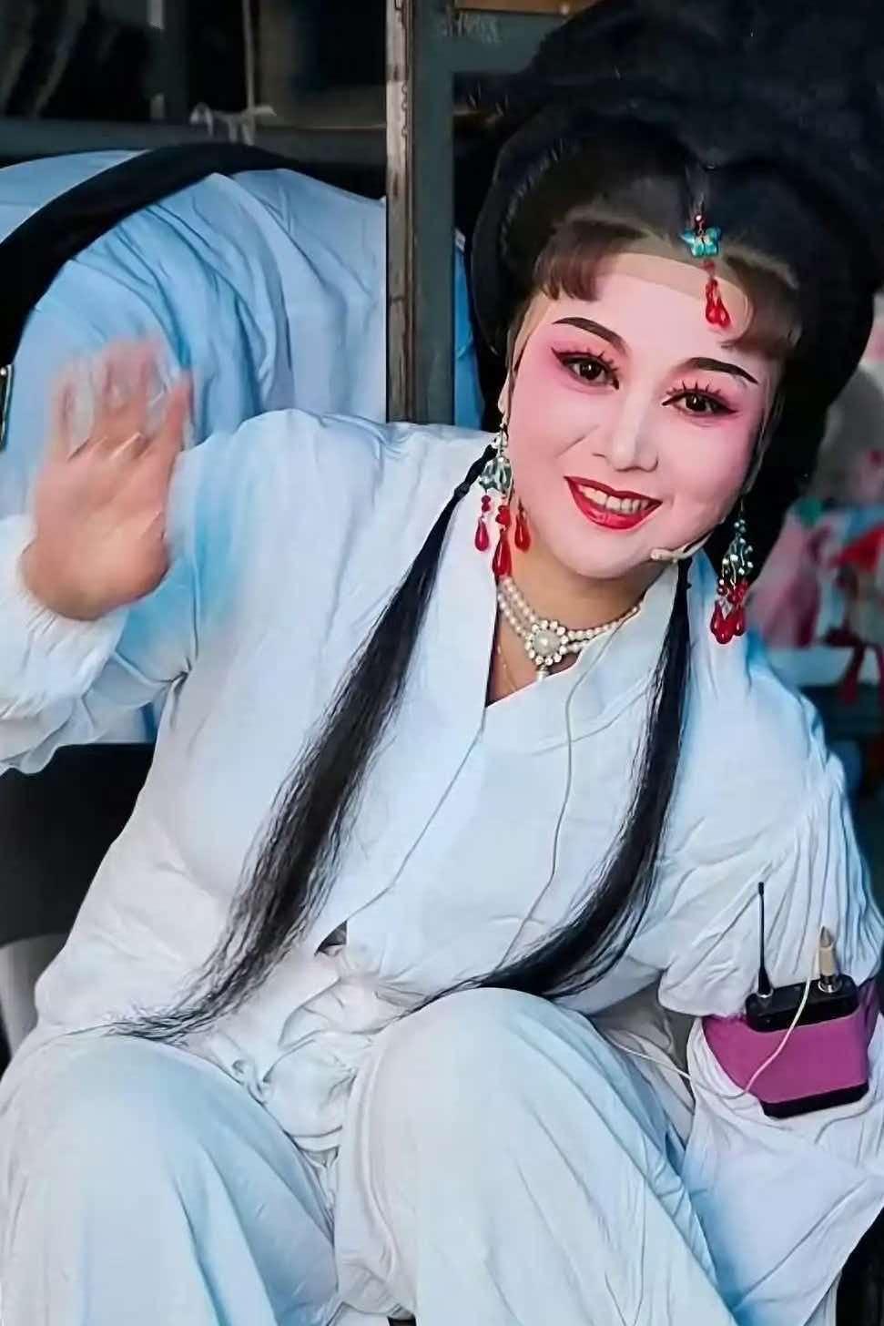面相这个东西真的太会骗人了，
越剧演员钱水明就是个例子，
从这张照片可以看出来，