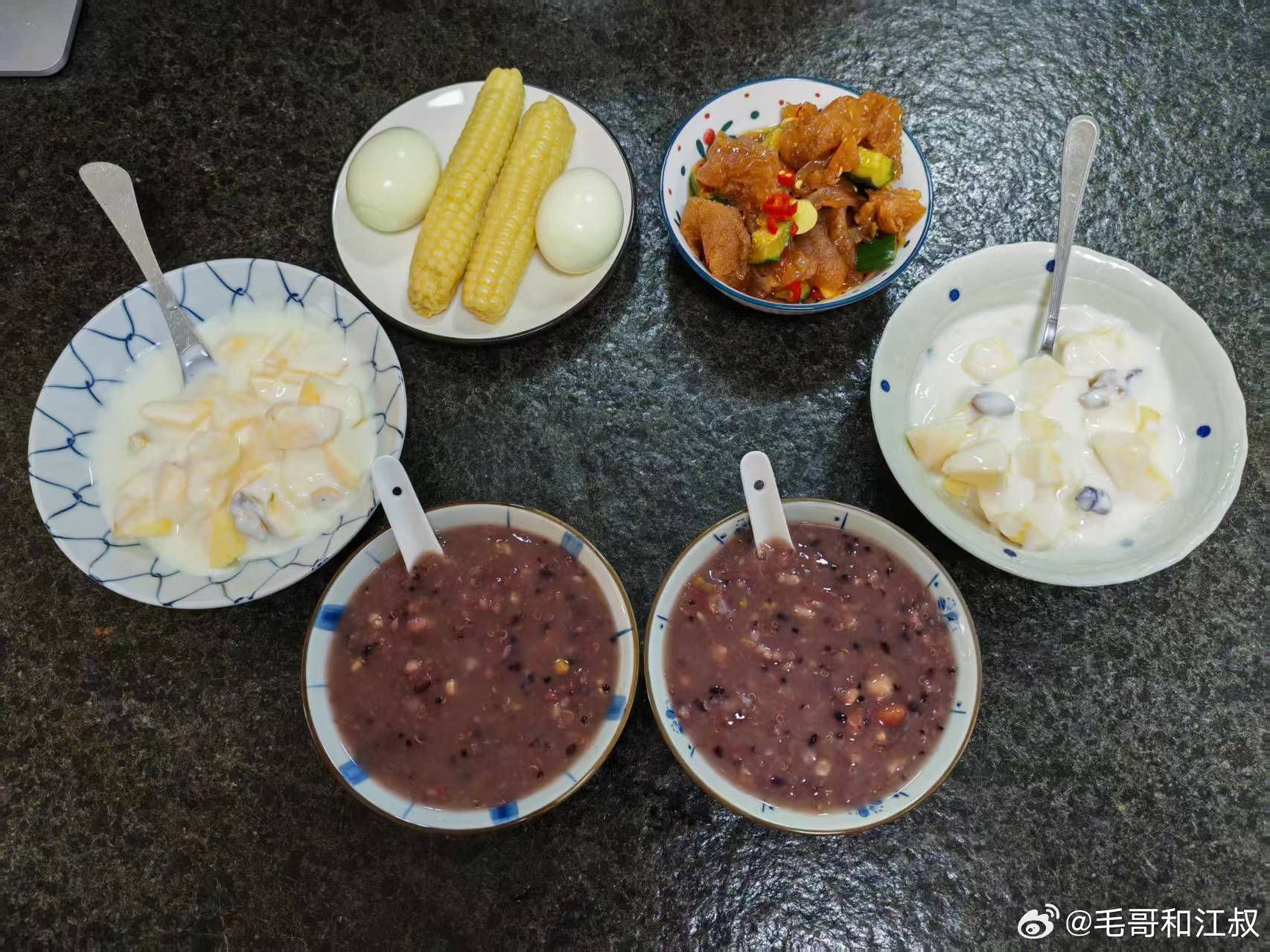早餐蒸了两根小玉米和两个鸡蛋。江哥说：“幸亏是两根玉米，要是一根就黄了。”（毛哥