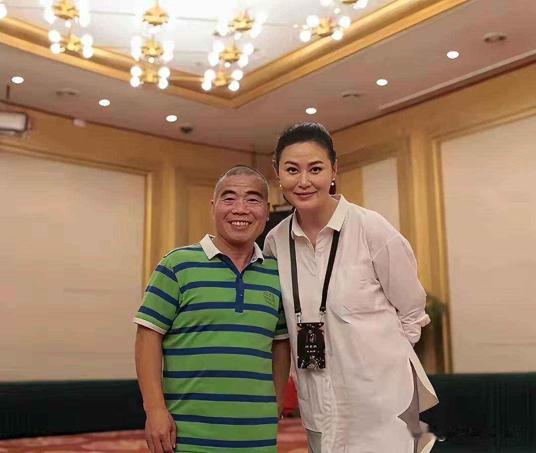 多年以后“武大郎”扮演者宋文华和“潘金莲”扮演者王思懿再度同框合照，王思懿看起来