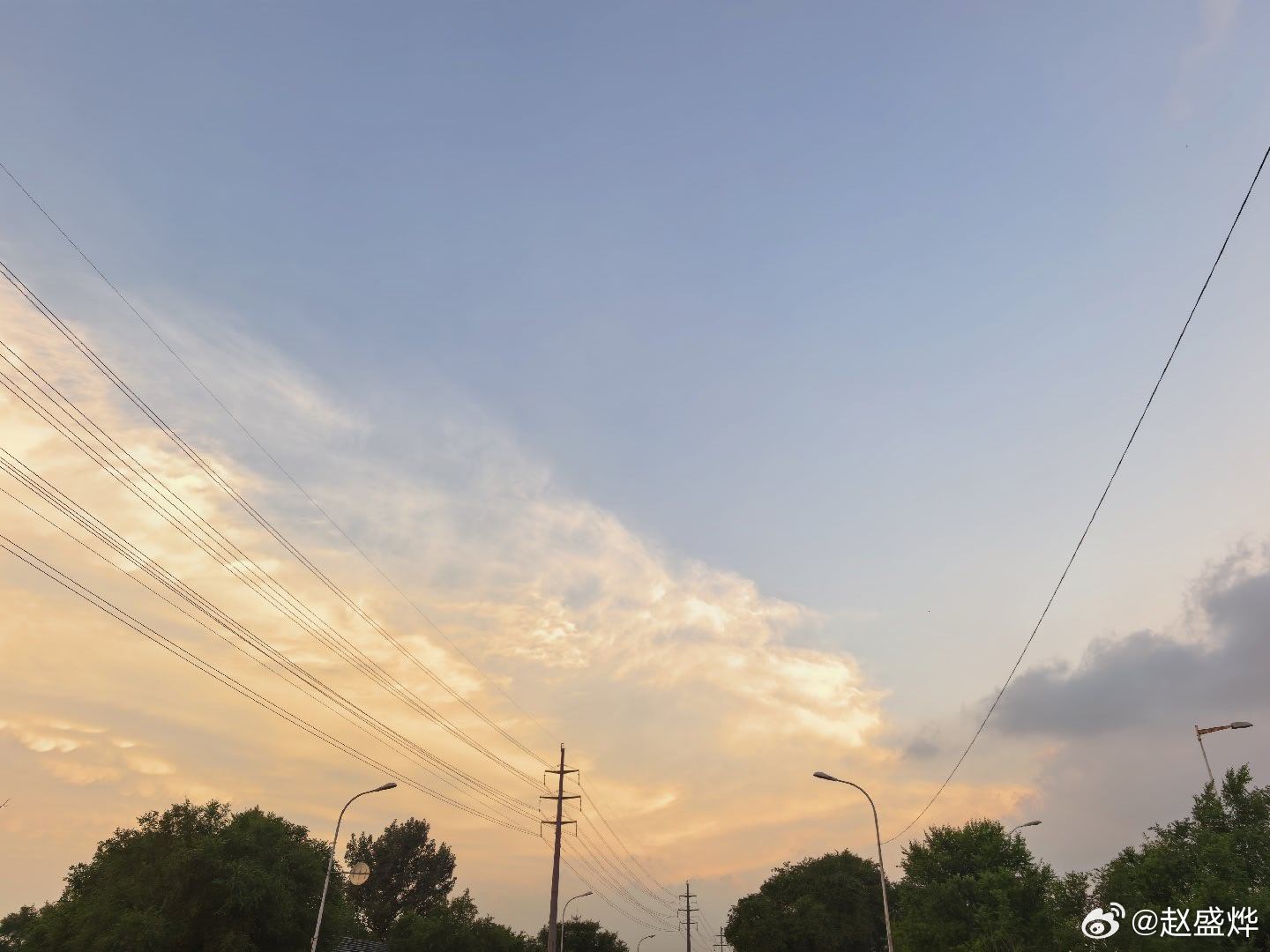 夕阳西下，彩云东升，南凉北暖，气温倒挂，阴盛阳衰，首相邪淫，此天象，此人境，乃东