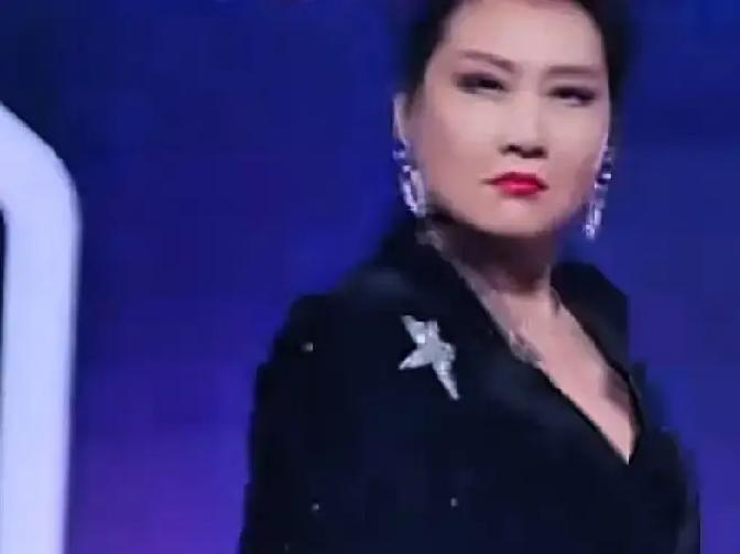 59岁张凯丽黑脸走秀，全网喊她笑的人先闭嘴
 
走完秀她一句话没解释，热搜挂了一