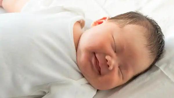 这位做妈妈的是怎么想的？月子宝宝被她徒手打耳洞。不怕有隐患吗？
 
近日，云南一