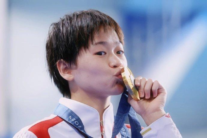 全红婵营业状态好可爱 被的可爱营业状态击中心巴！当跳水精灵遇上国货守护者，这份可