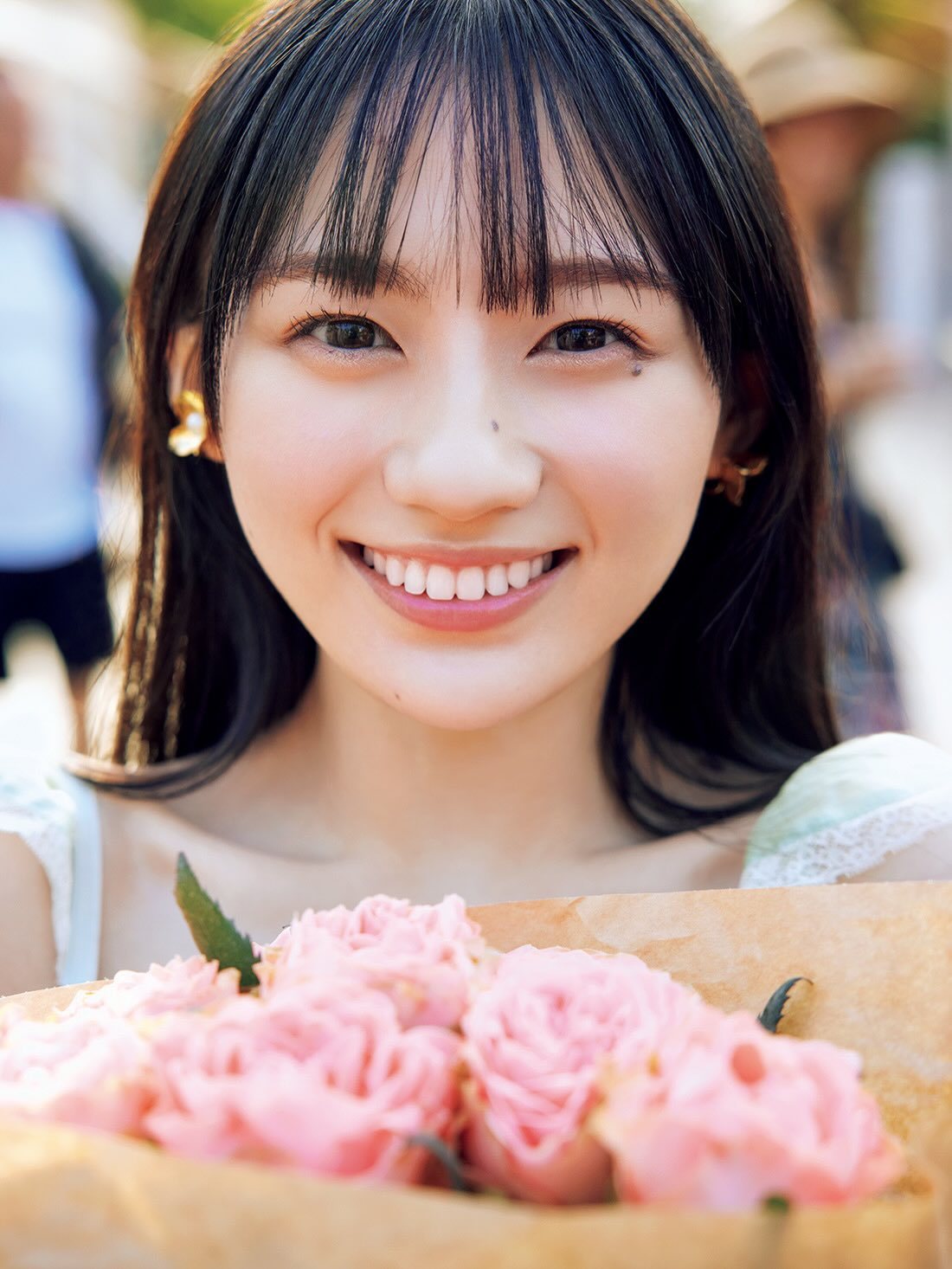 川﨑桜「1st写真集の裏表紙解禁になりました〜🤍」 