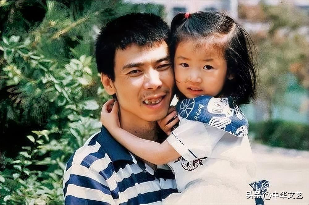 冯小刚年轻的时候也是个慈祥的父亲。
到现在还记得他拍摄的广告词“牙口好，胃口就好