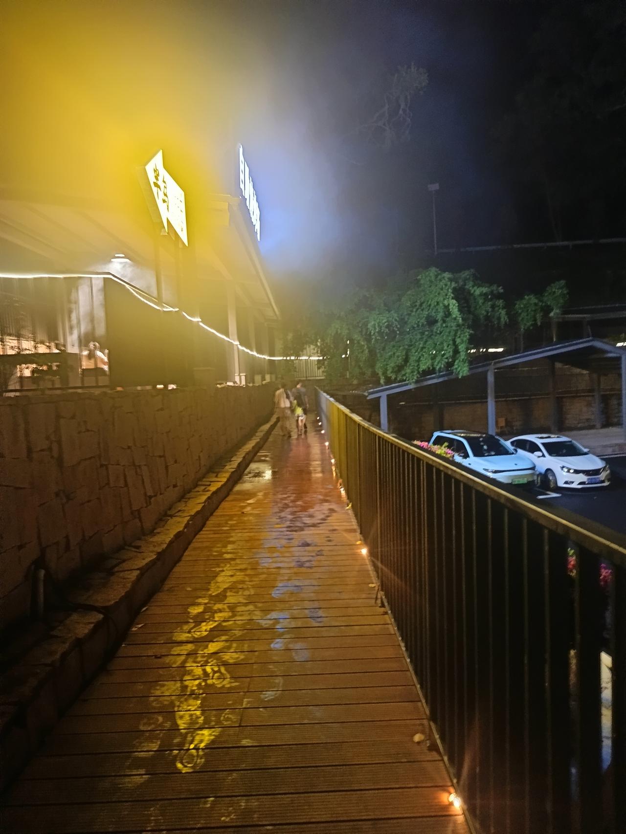男人在婚姻里最常干的一件事，就是把共情力精准分配给所有人，唯独绕过一个人。

最