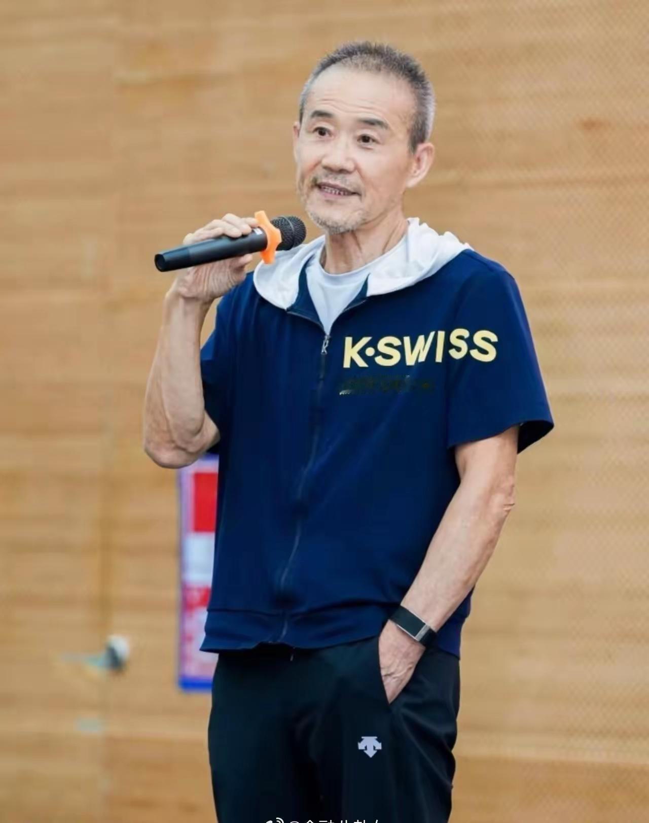 你敢相信这是一个快80岁的老人？真的好精神！