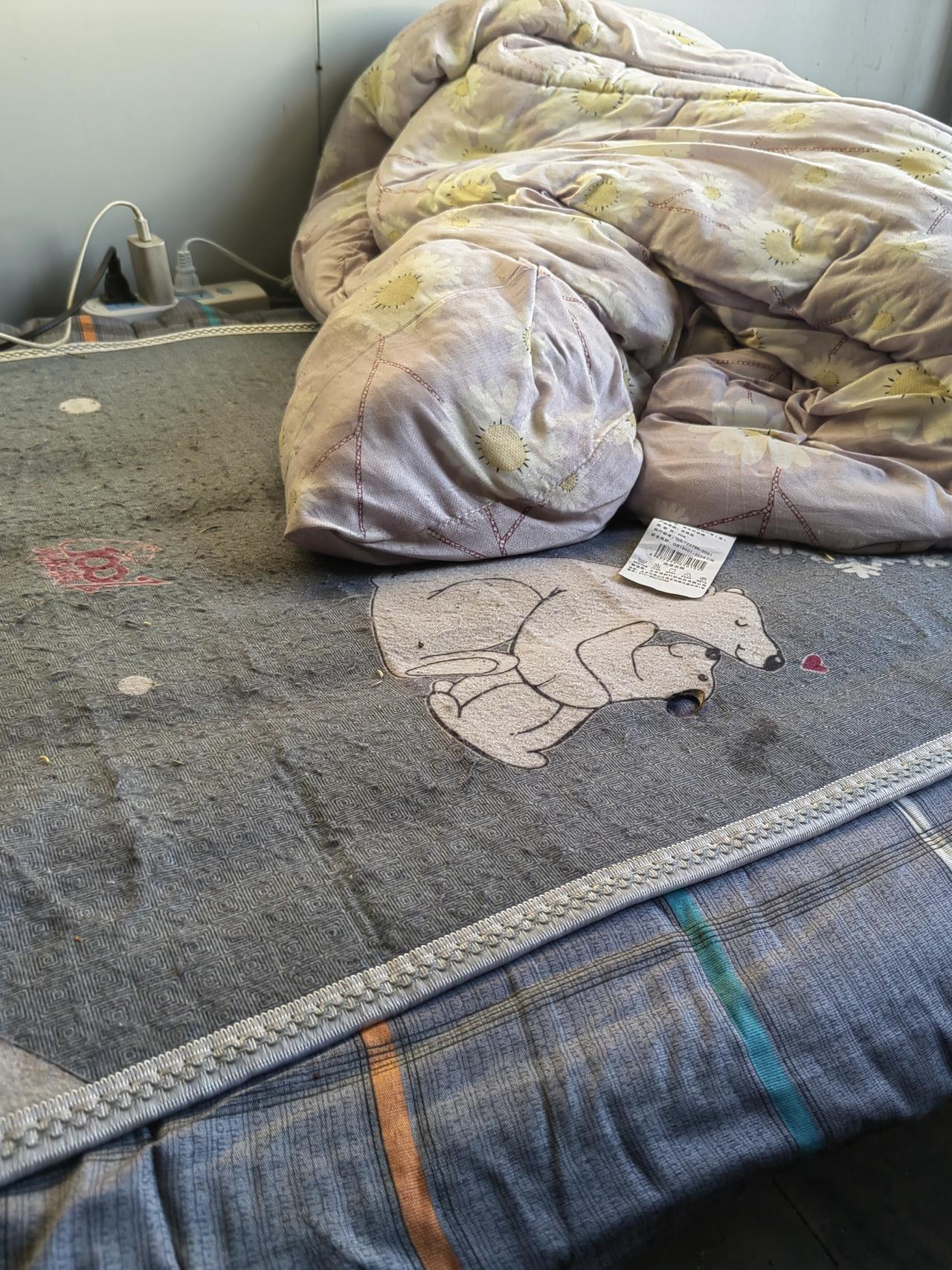 今天夜里来钢筋，没有办法只有晚上在这里度过了，有人说工地上的采购人员油水大，我这