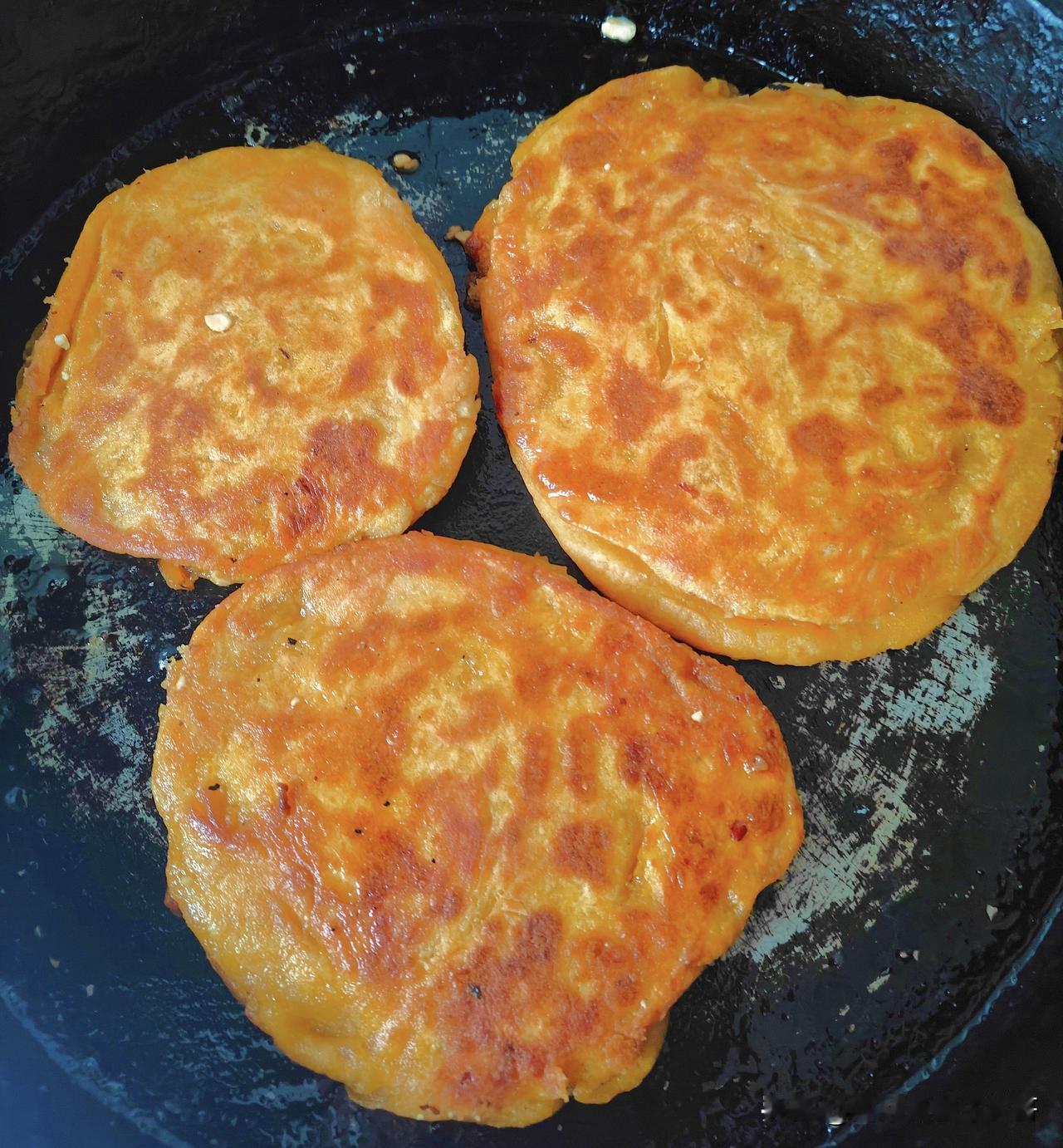 陕西特色小吃——柿子饼。
每到秋天，柿子成熟了，很多家庭都会将软柿子与面粉搅拌一