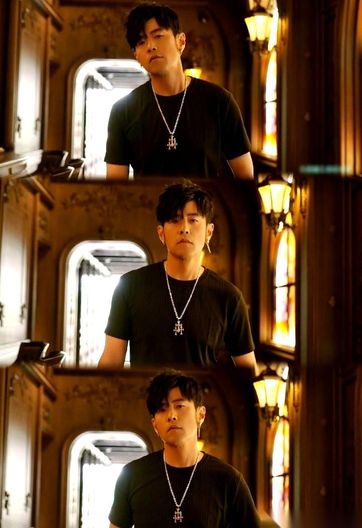 有人说周杰伦的MV拍来拍去就三招。
走路，歪头，和那个屌屌的笑。
我看到的时候，