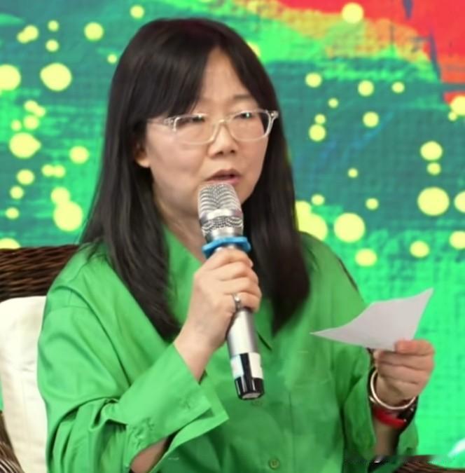 从作家李娟戒指可以看出她不婚主义。
刚刚看了花城出版社发的视频，作家李娟回答读者