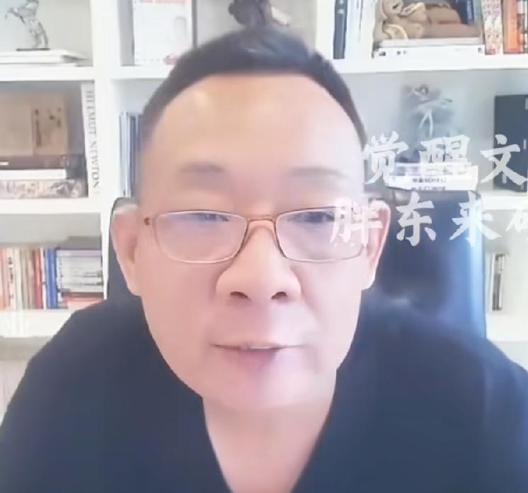 于东来禁止胖东来员工互相借钱。
崔培军开除结婚嫌弃母亲的男员工。
胖东来还禁止高