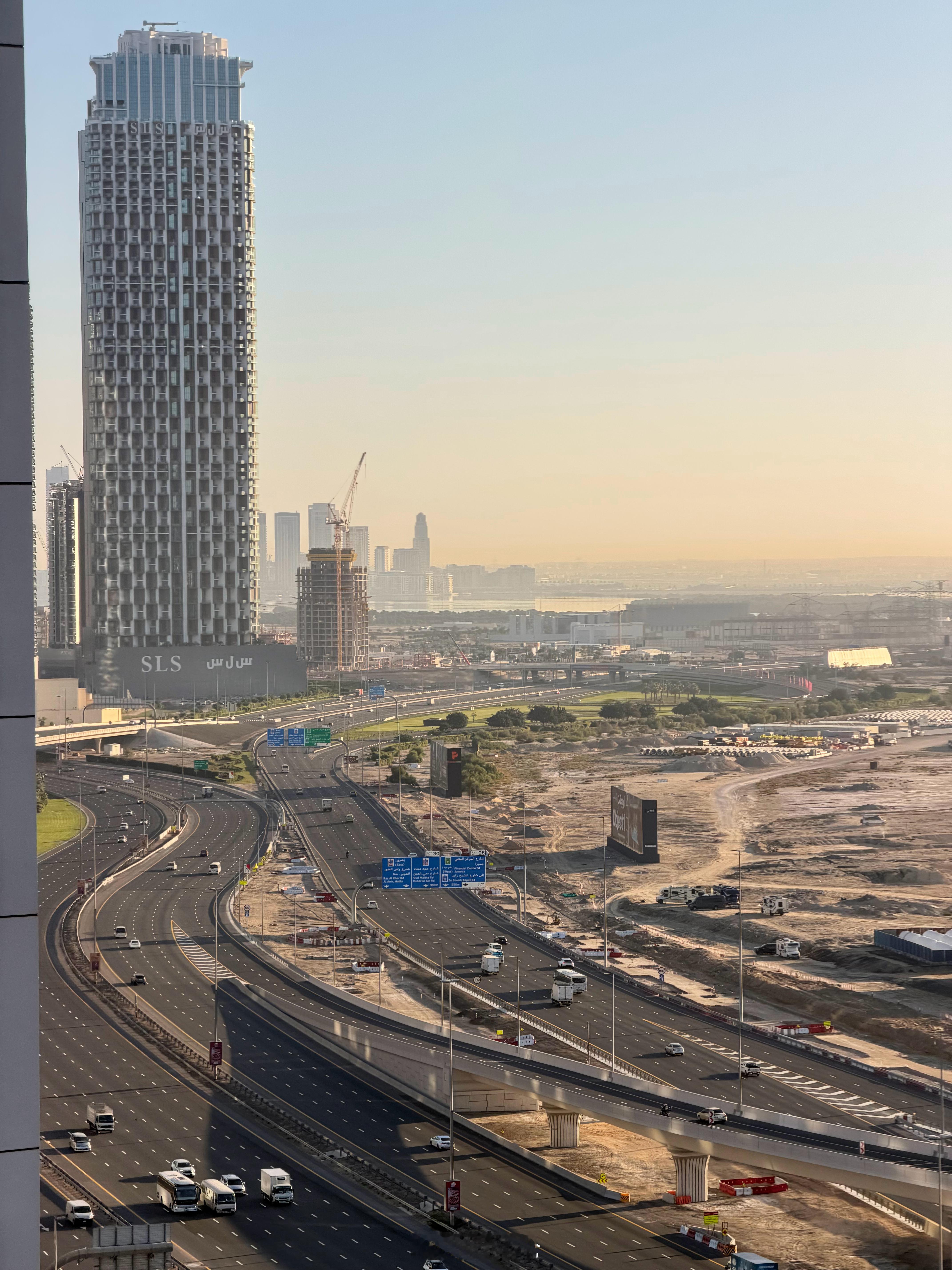 早安迪拜！土豪国的马路真的太宽了，上一次见到这么宽的快速路还是在洛杉矶 阿联酋·