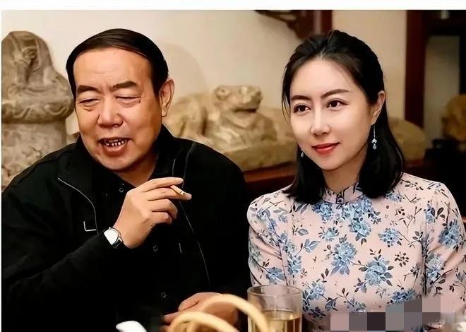一条突然消息，
当代著名女诗人“贾浅浅”，
被西北大学连续重罚，
最严厉的是……