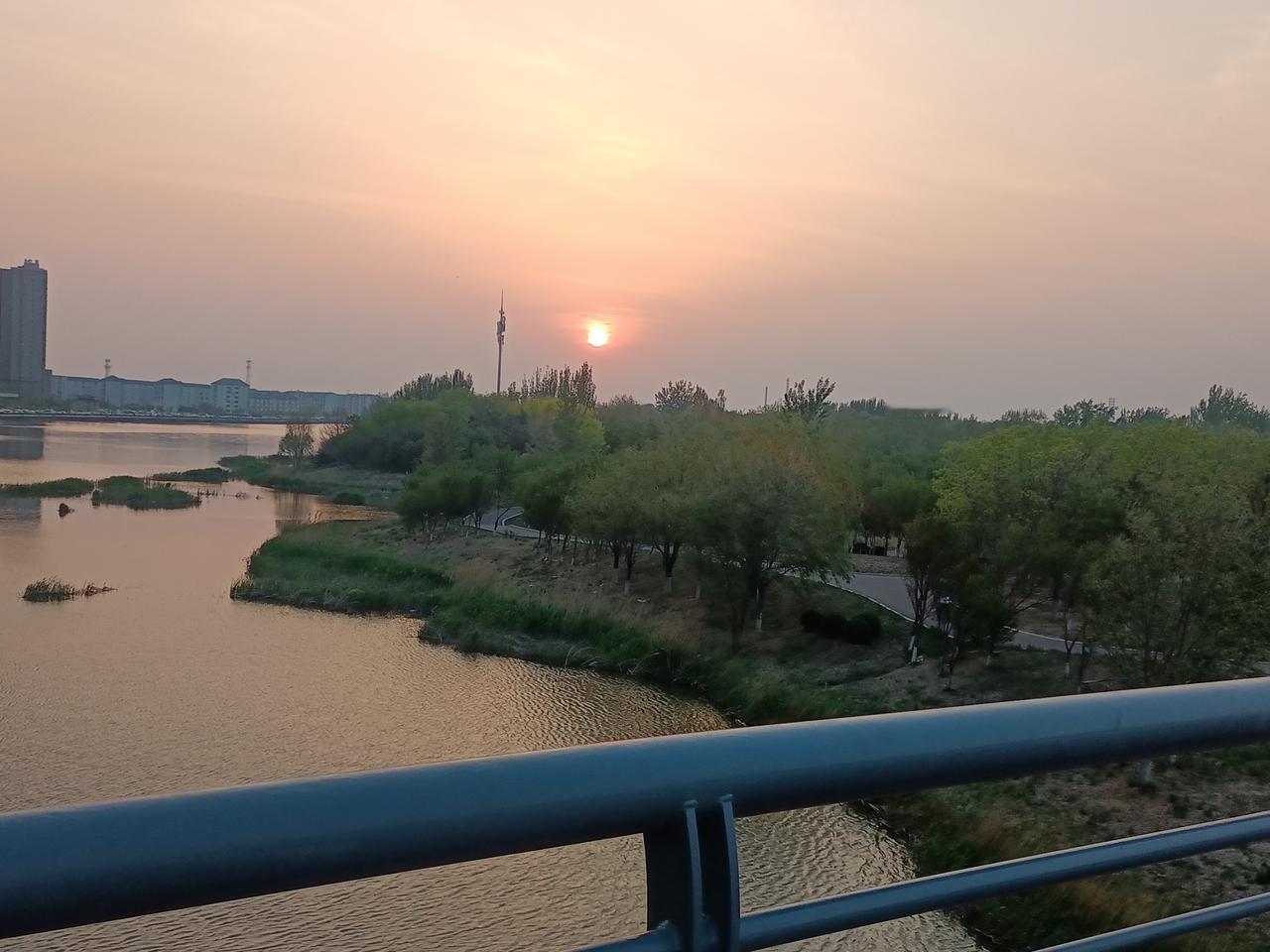 盘锦湖滨公园 · 大桥落日美景
 
这是盘锦双台子湖滨公园（辽河碑林公园），站在