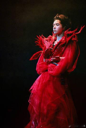 华晨宇复活夏哲轩，这一决定充满了智慧和远见。花花知道音乐需要新鲜血液，夏哲轩就是