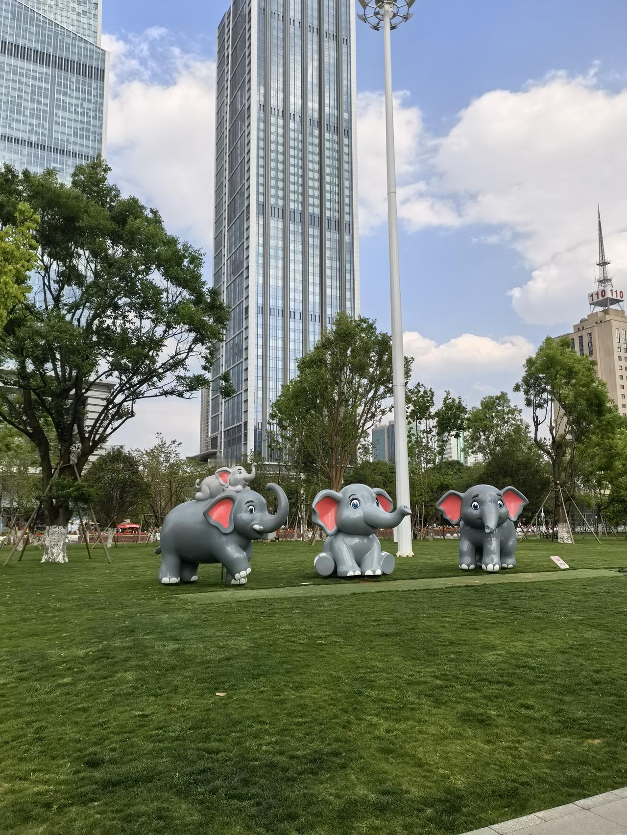 广场雕塑大比拼，大家觉得前者与后者谁最好？