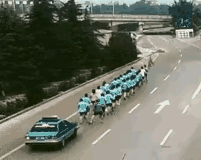 暴走团暴走团，这就是不遵守交通规则的代价！
这个司机会承担什么样的责任呢？