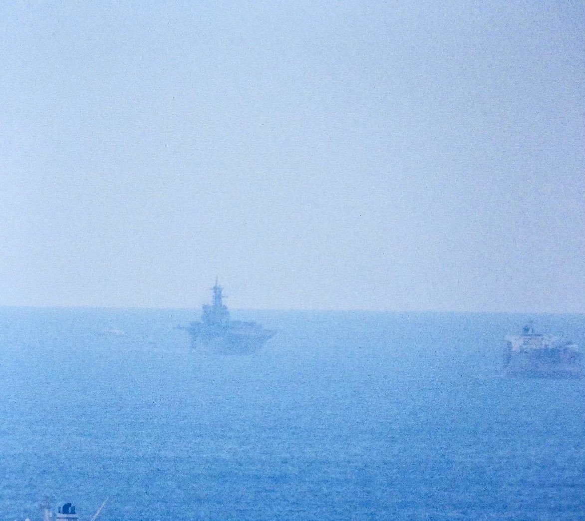 🔻美军“的黎波里”号两栖攻击舰和船坞登陆舰经过新加坡，继续往伊朗赶路。🔻“的