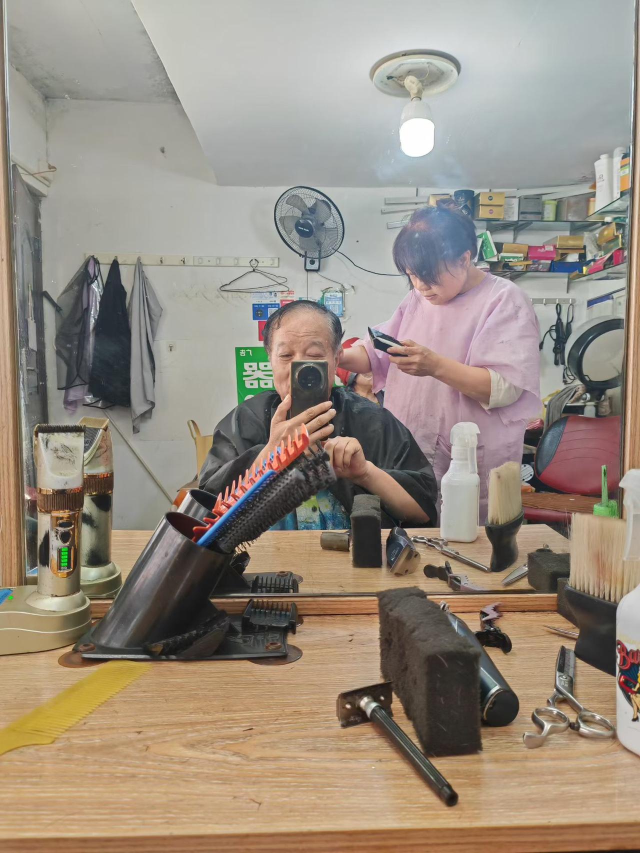 【望昊天】今天下午，理发。焗油。洗澡。一条龙。卧床静养数日之后，终于满血复活，那