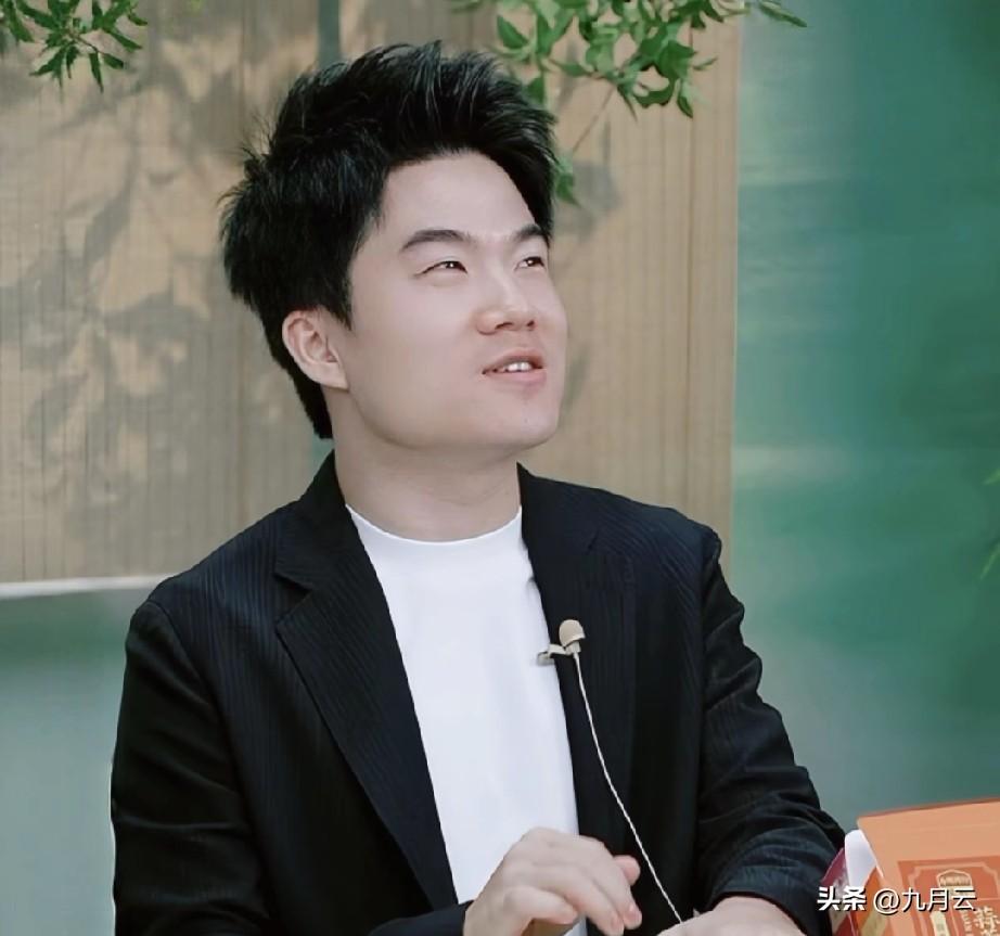 董宇辉短暂的来直播间和朋友们聊天。谈起自己运气好被关注， 原因被说的五花八门，“