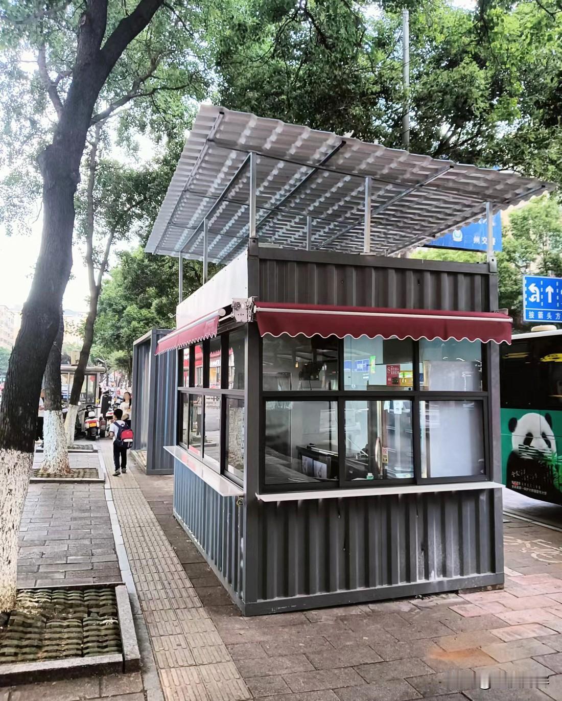不懂就问，这算不算违章建筑？
小区楼下的人行道竟然凭空多出几个售货亭，把人行道给
