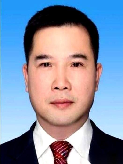 东莞麻涌镇那位干了几十年的人大主席，卢炽华，自己走进了纪委大楼。
不是被带走的，