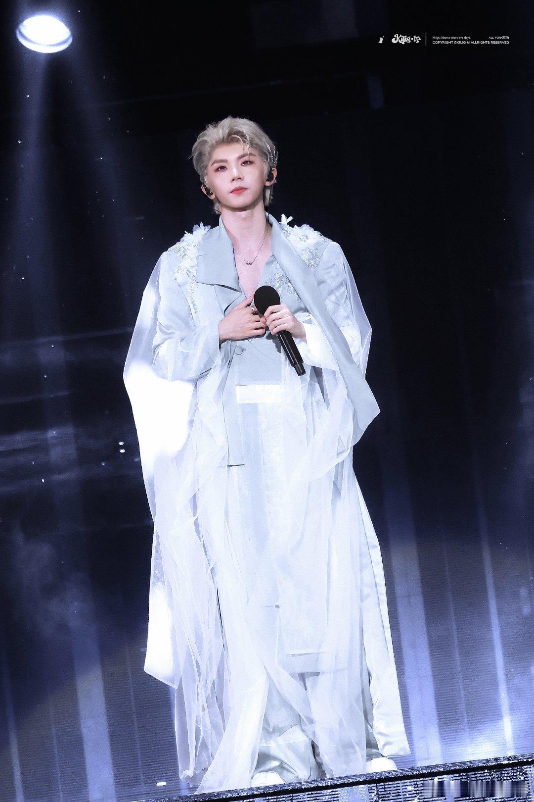 马嘉祺白杨 mjq马嘉祺百度网盘代言人“凌晨三点的爱慕过于清晰  树荫底下的爱意