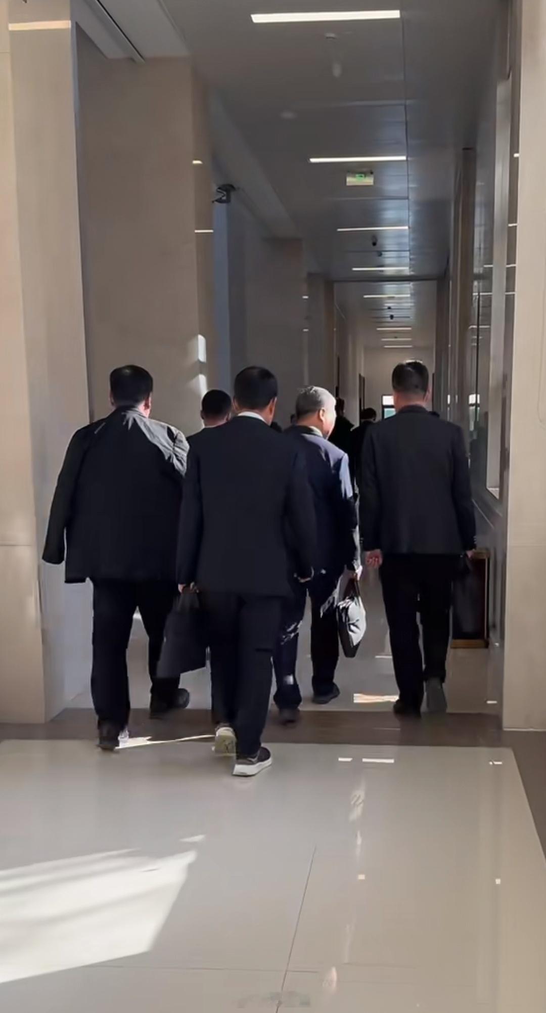 真正的领导威严，不在于声嘶力竭的命令，而在于无声处凝聚的力量。它始于组织赋予的权