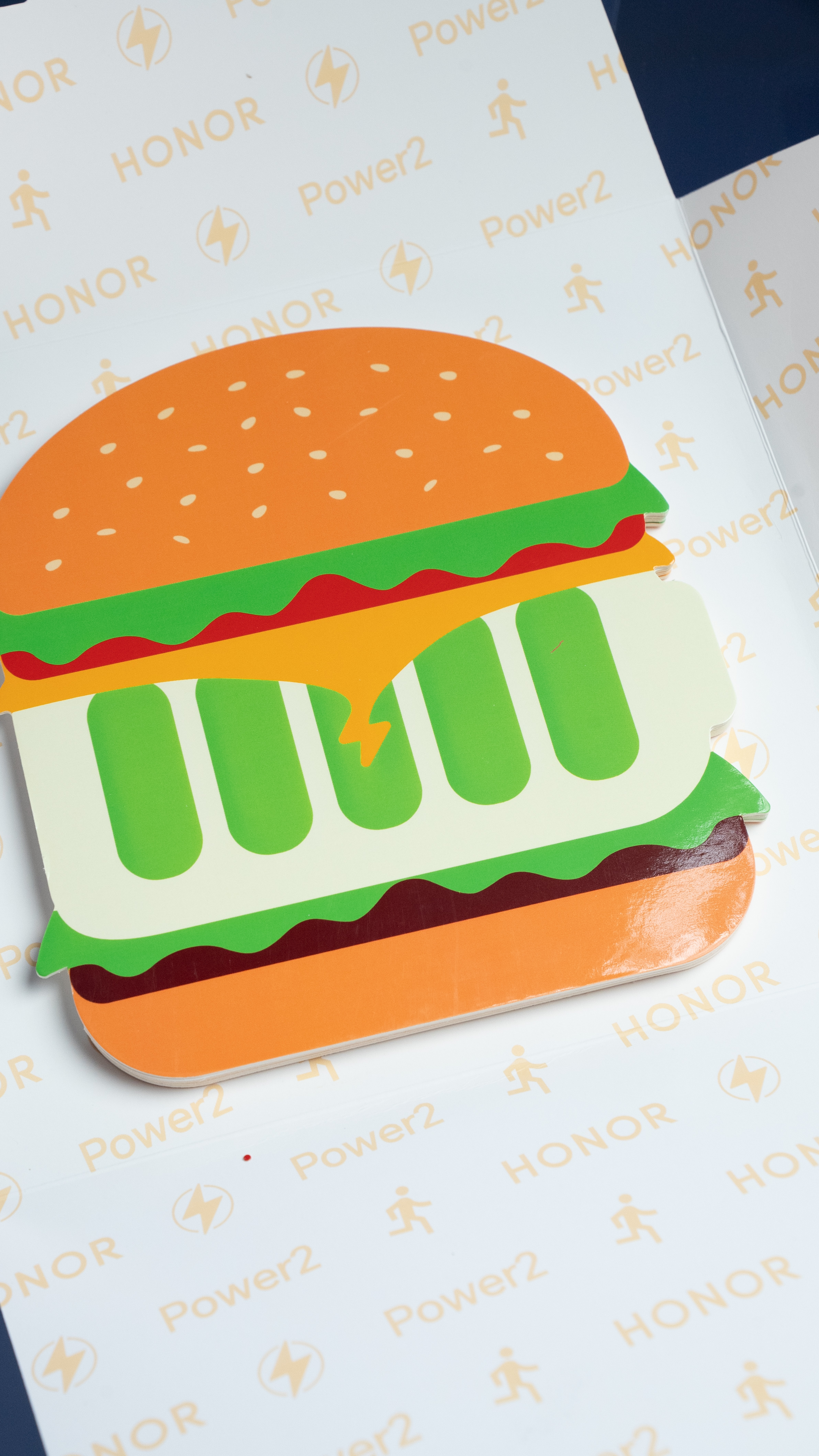 收到荣耀Power2的“巨无霸汉堡”邀请函，瞬间get到10080mAh续航的“