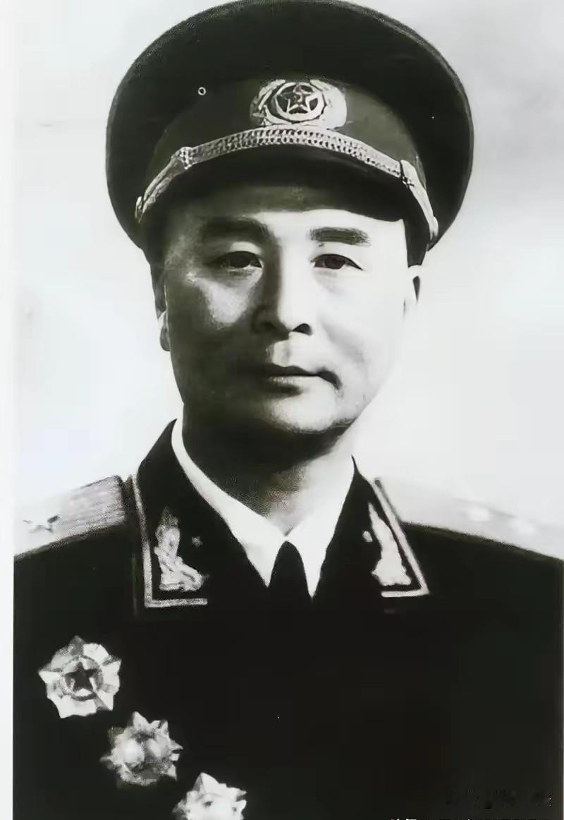 1936年，一位老大娘上山采野果。突然发现一大群苍蝇，在草丛上"嗡嗡嗡"盘旋，她