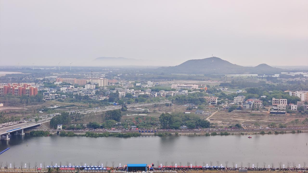 海南东方，北黎河畔，远山薄雾轻绕，近处人山人海。进入主会场的便路都被拦上，北黎大