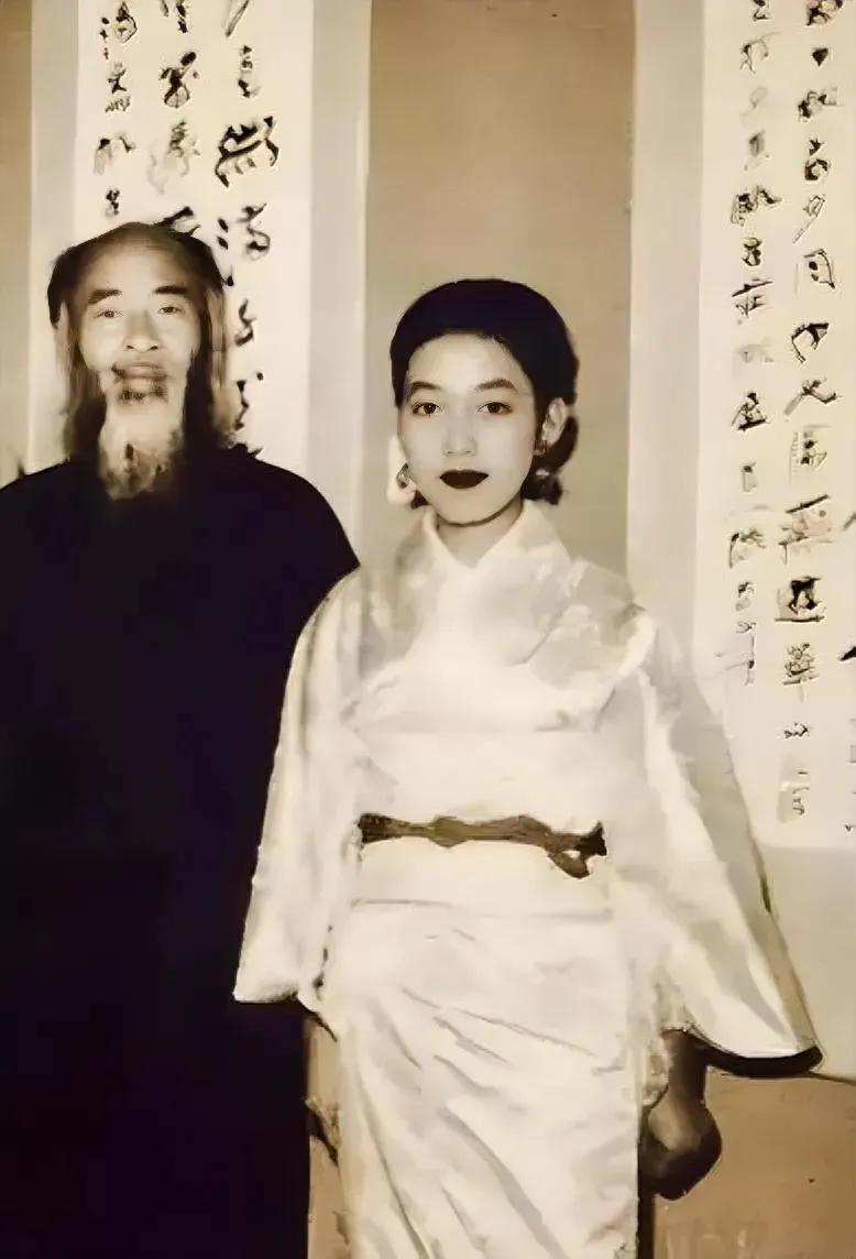 “千桑君，拜托了！”说完这句话，18岁的山田喜美子羞涩地脱下衣服，53岁的张大千